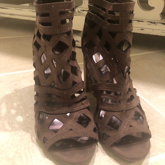 Carlos Brown Strappy  Heel! Like new condition. - Picture 4 of 5